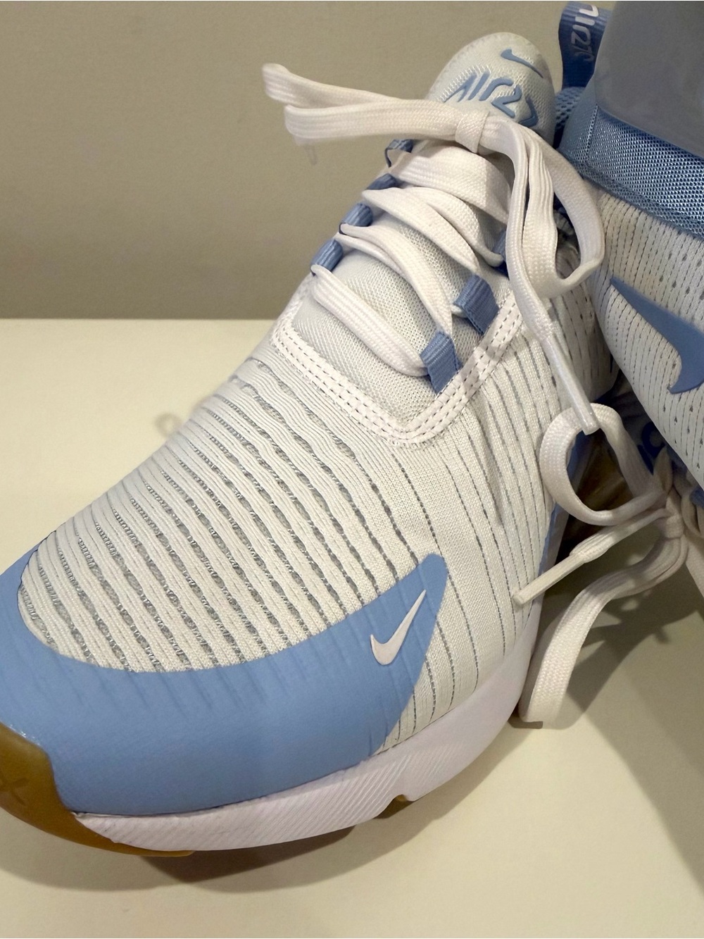 Nike Air Max 270 Women’s White & Light Blue Running Sneaker Sz 8 NEVER WORN - Picture 4 of 8